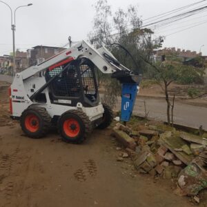 MINICARGADOR BOBCAT S630 CON MARTILLO HIDRAULICO