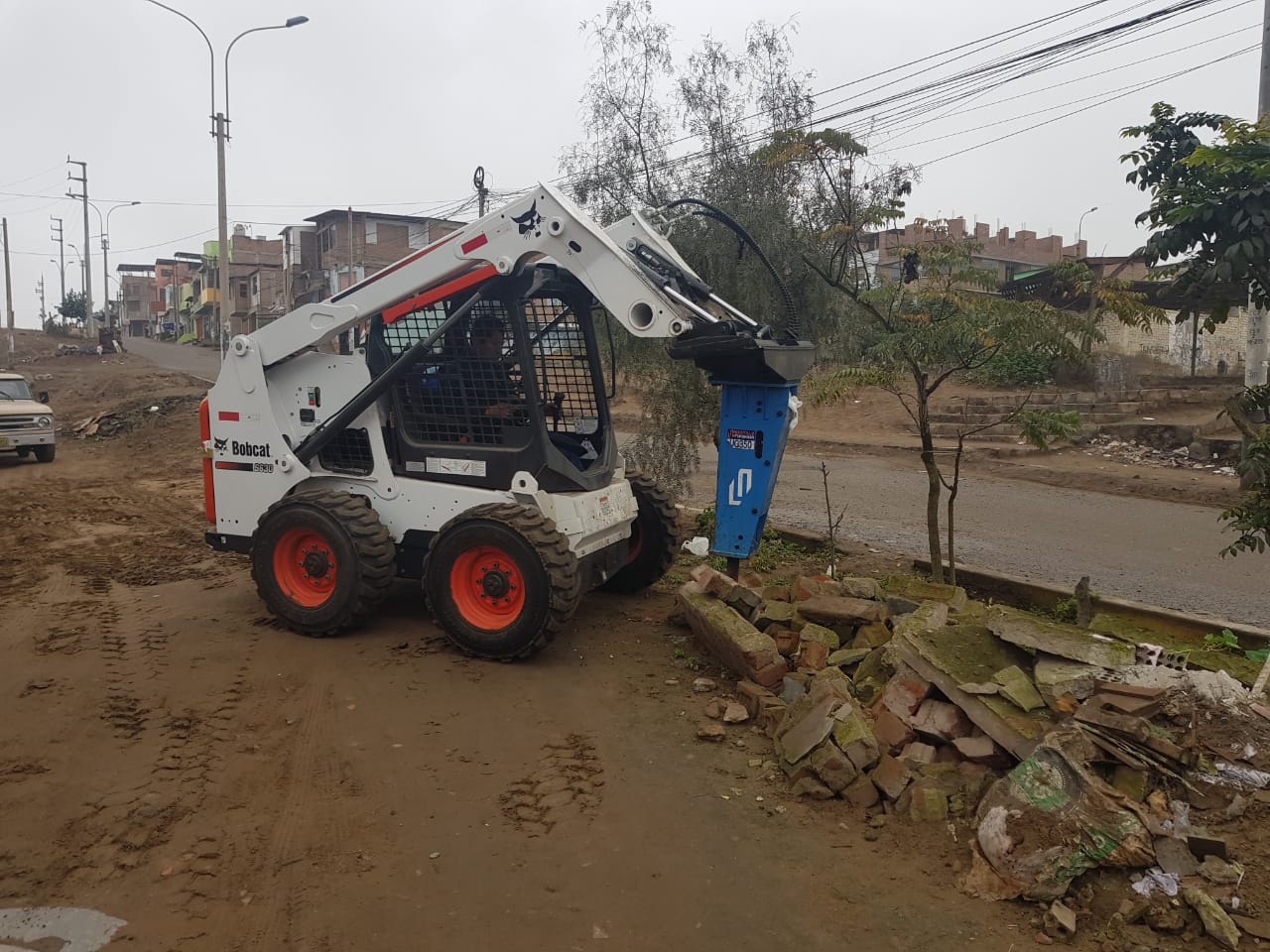 MINICARGADOR BOBCAT S630 CON MARTILLO HIDRAULICO